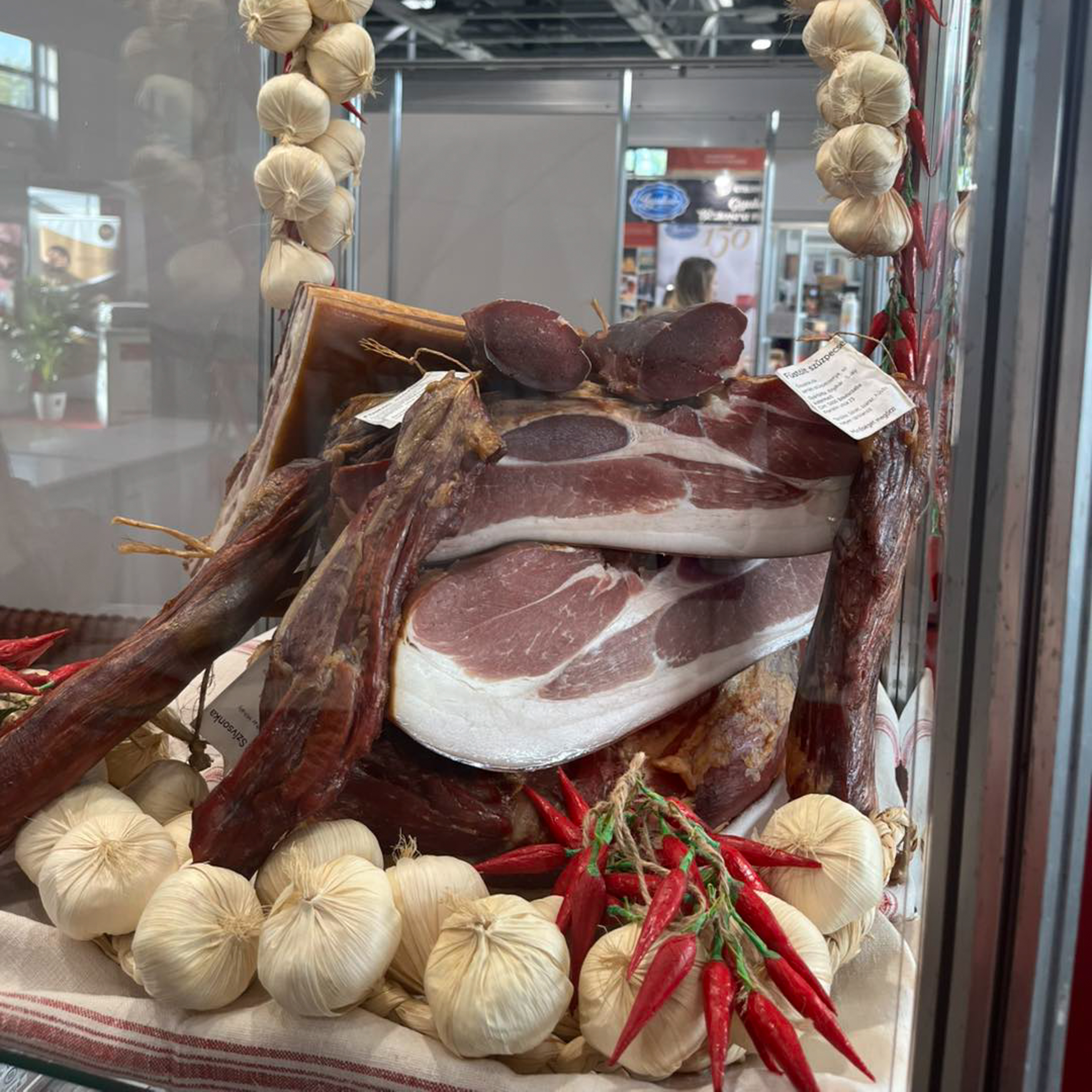 HÁZI KOLBÁSZ, Vastag kolbász, Vékony kolbász, Mangalica vastag kolbász, Mangalica szalonna, Kolozsvári szalonna, Füstölt szalonna
								  Parasztsonka, Füstölt csülök, Kötözött sonka, Angol szalonna, Knyihár-féle házikolbász; álló