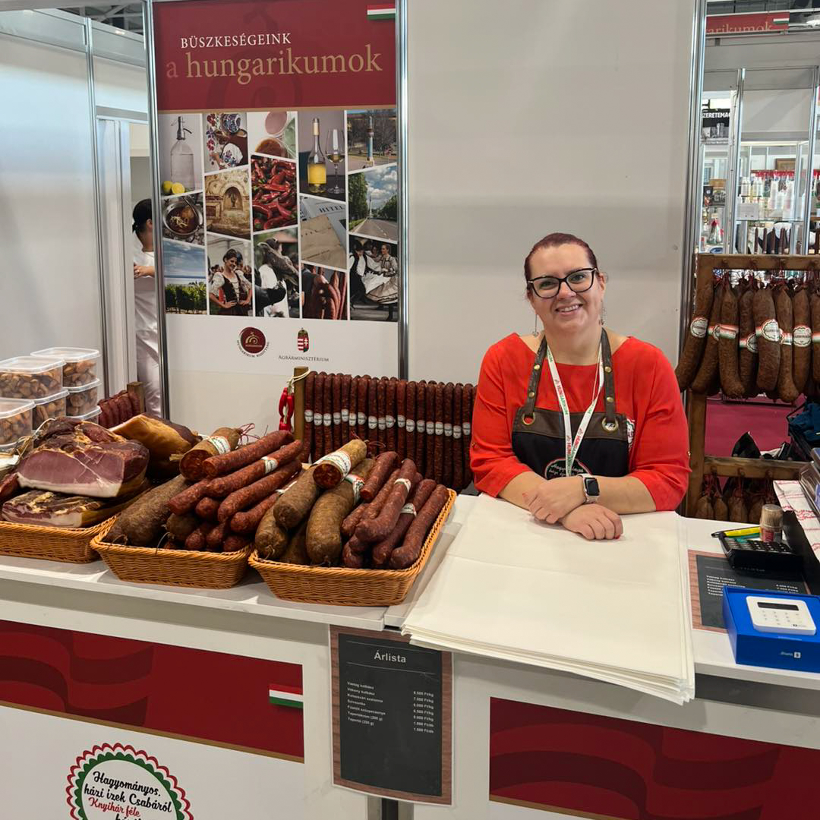 HÁZI KOLBÁSZ, Vastag kolbász, Vékony kolbász, Mangalica vastag kolbász, Mangalica szalonna, Kolozsvári szalonna, Füstölt szalonna
								  Parasztsonka, Füstölt csülök, Kötözött sonka, Angol szalonna, Knyihár-féle házikolbász; álló